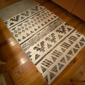 white and black pattern carpet